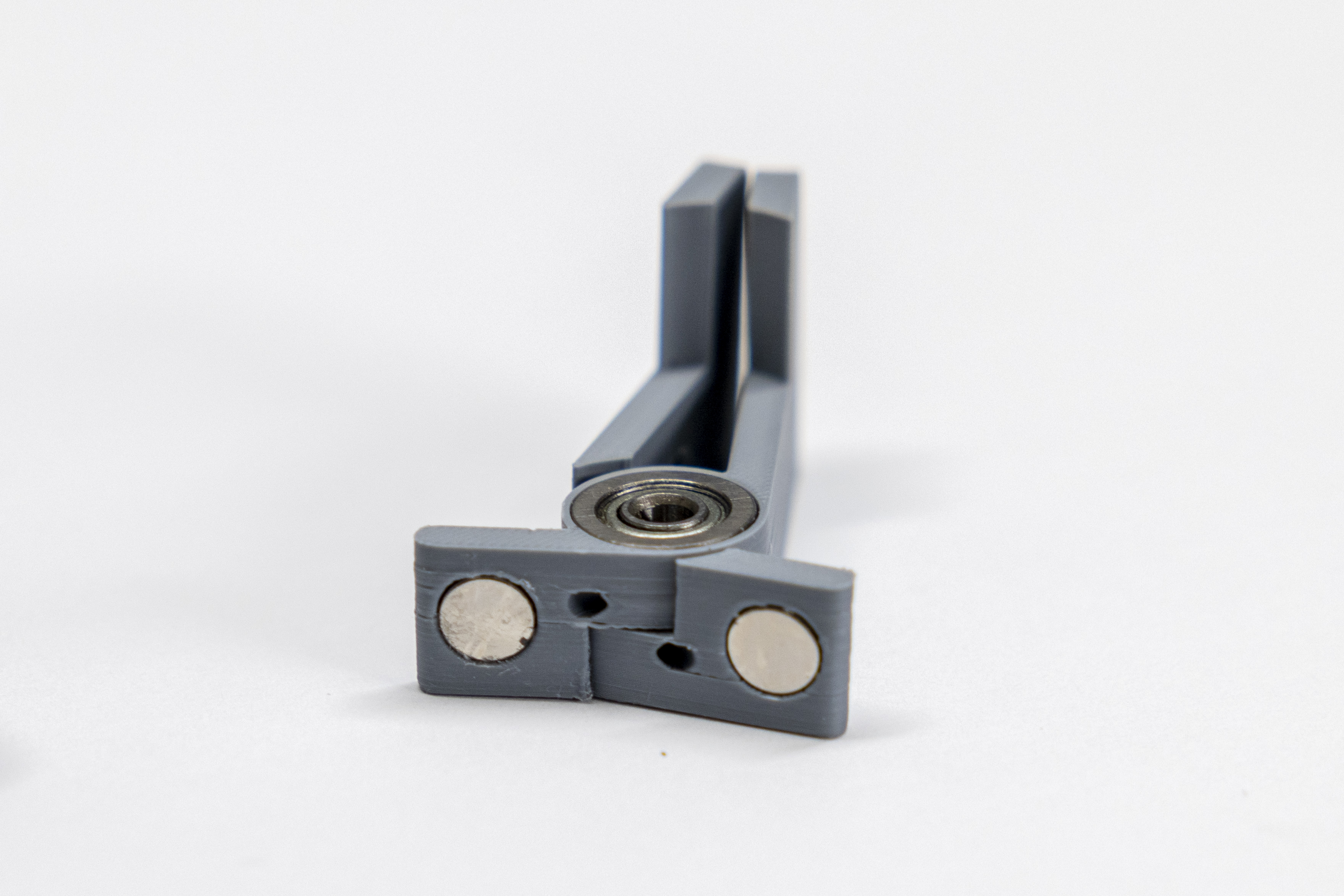 Paddle arms in finished position confirming repelling force of all four magnets