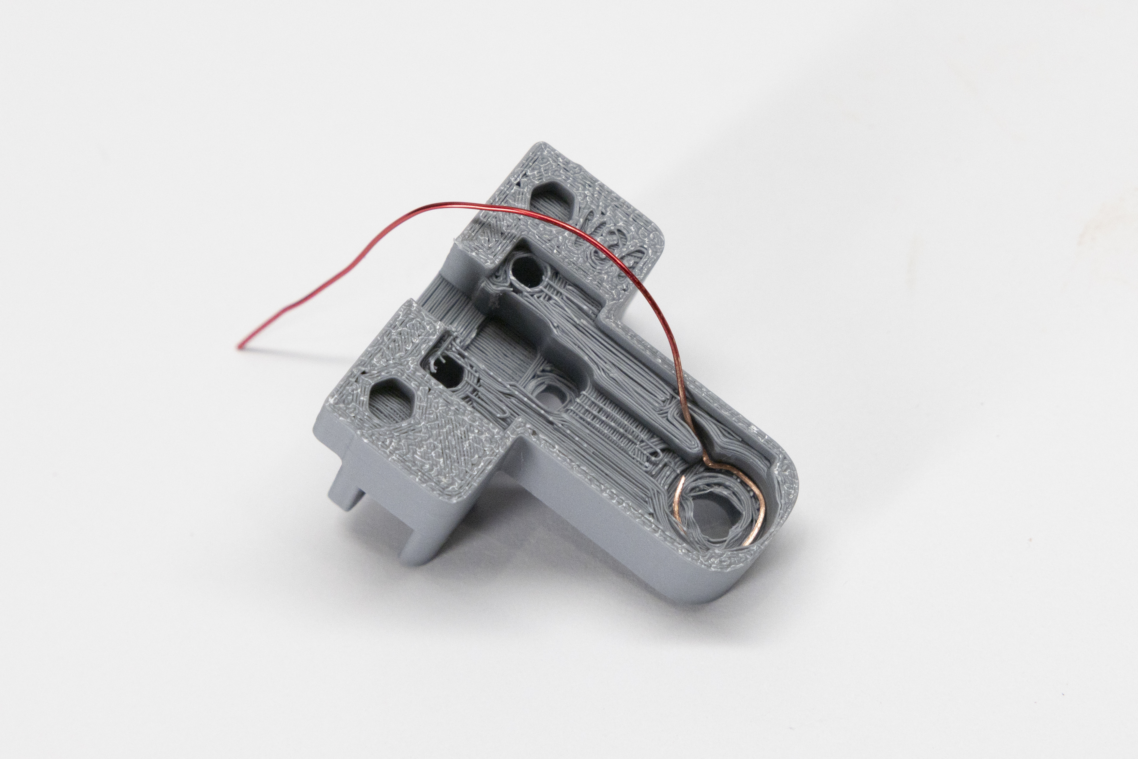 Wire loop nested in the center lug cavity